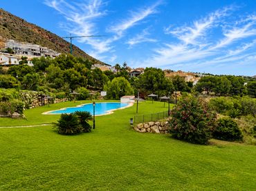 Villa con balcone in vendita a Golf Bahía