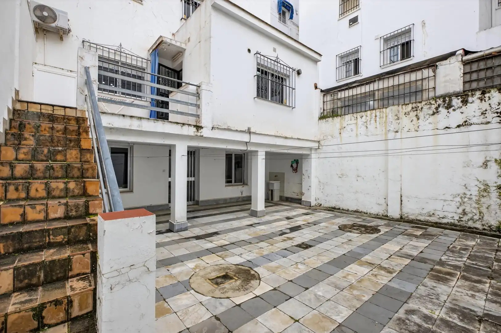 Exterior view of Houses for sale in Sevilla  with Air Conditioner, Terrace and Balcony