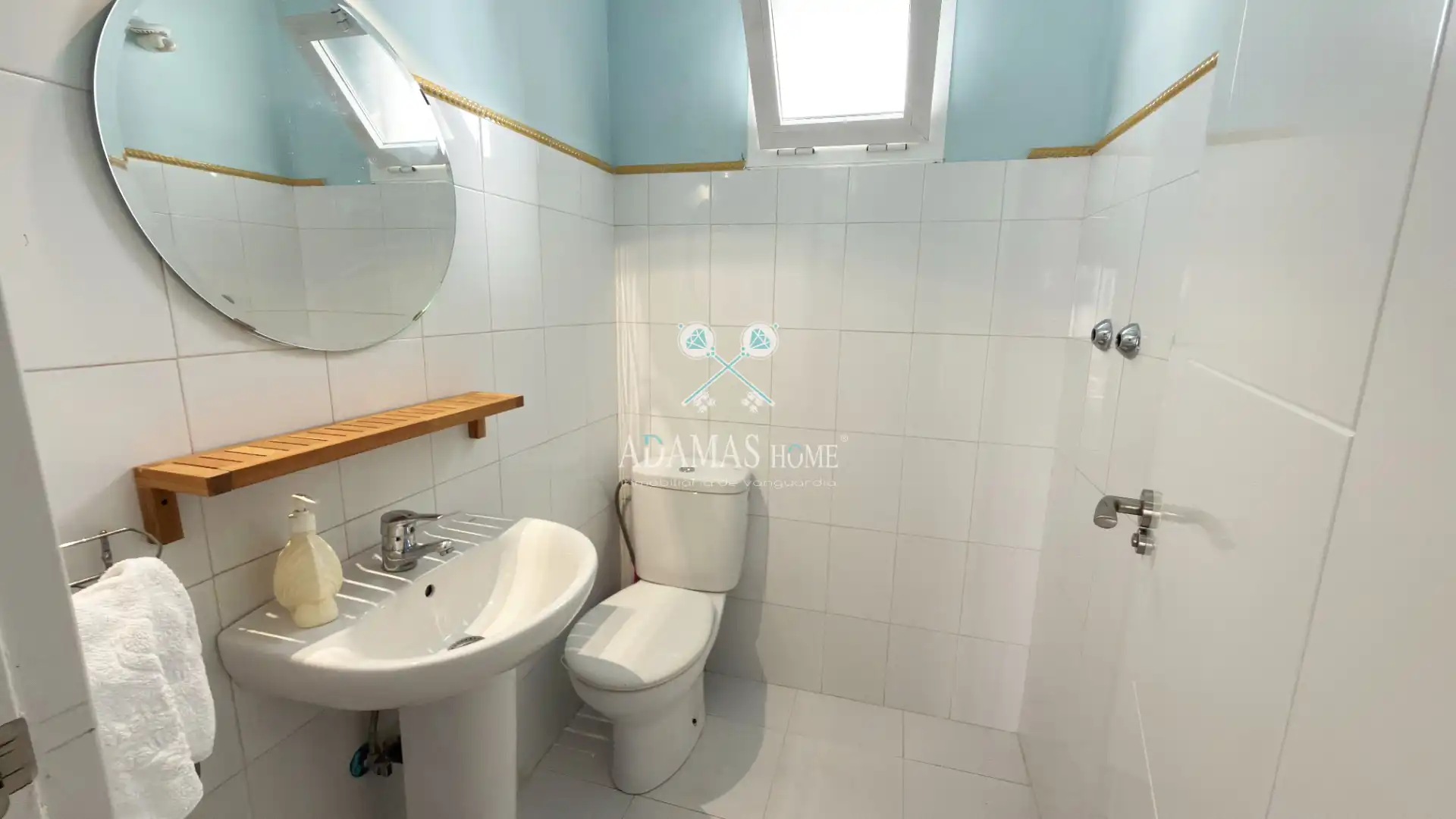 Bathroom of Flat for sale in Sevilla  with Air Conditioner and Balcony