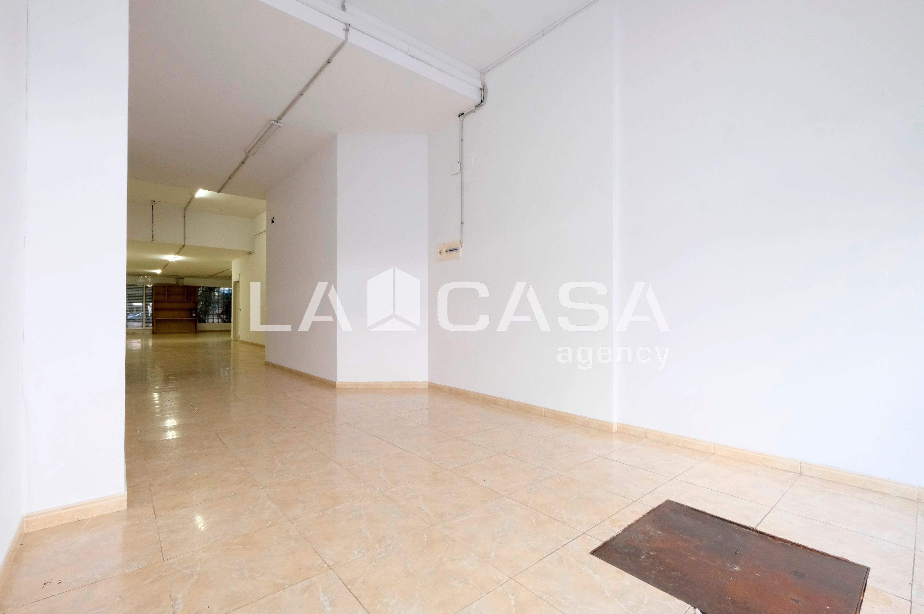 Local de alquiler en Carrer de Vèlia, Vilapicina i la Torre Llobeta, Nou Barris