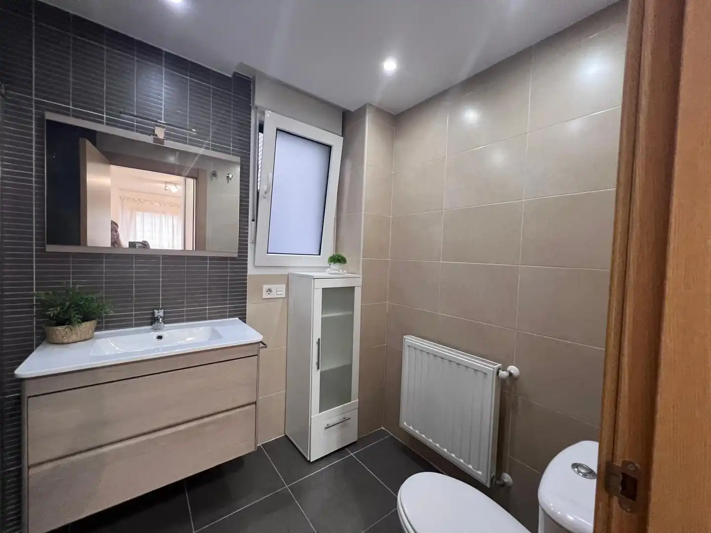 Baño de Piso de alquiler en Oviedo  con Calefacción, Terraza y Trastero