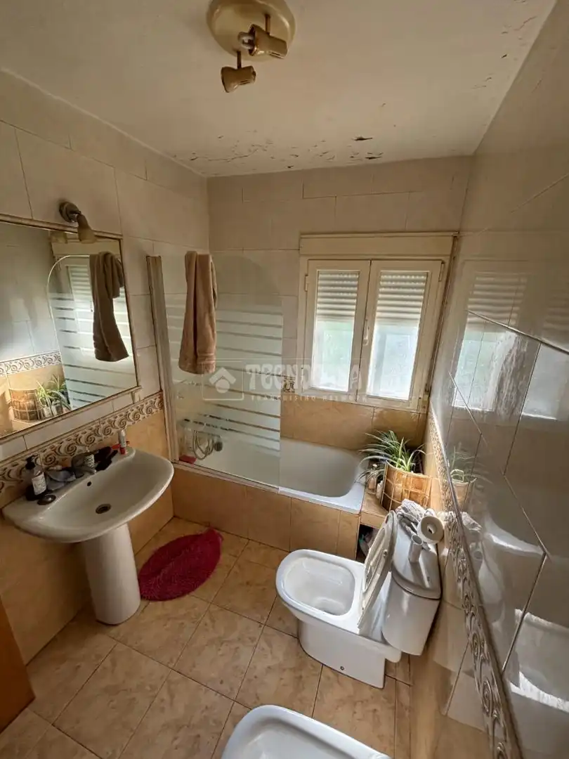 Bathroom of Flat for sale in Madrid