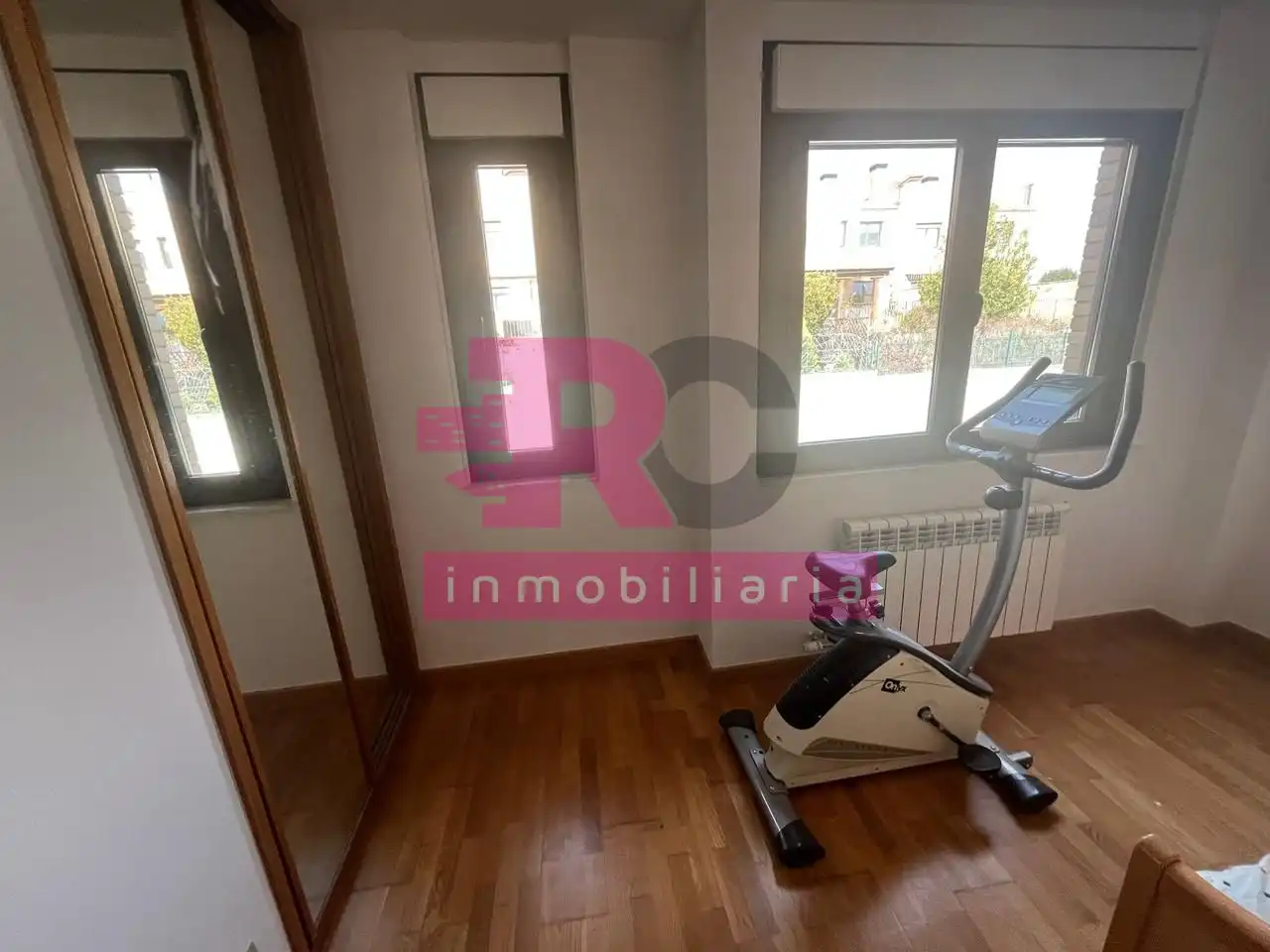 Habitación de Casa adosada en venta en Cabrerizos con Calefacción, Jardín privado y Piscina comunitaria