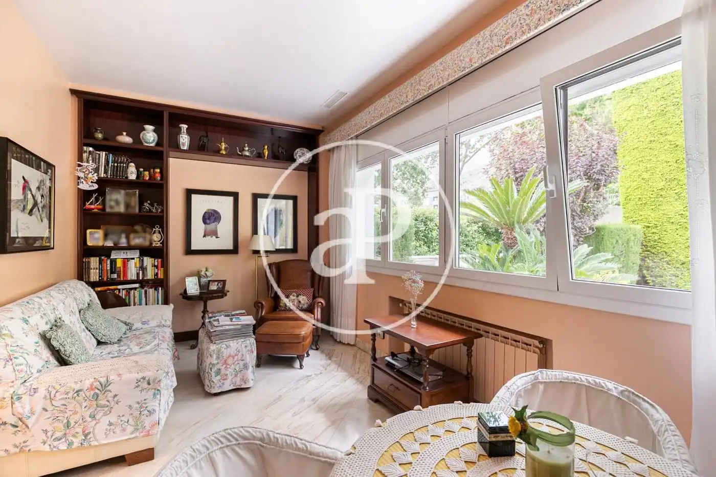 Wohnzimmer von Einfamilien-Reihenhaus zum Verkauf in Barcelona mit Klimaanlage, Heizung und Privatgarten