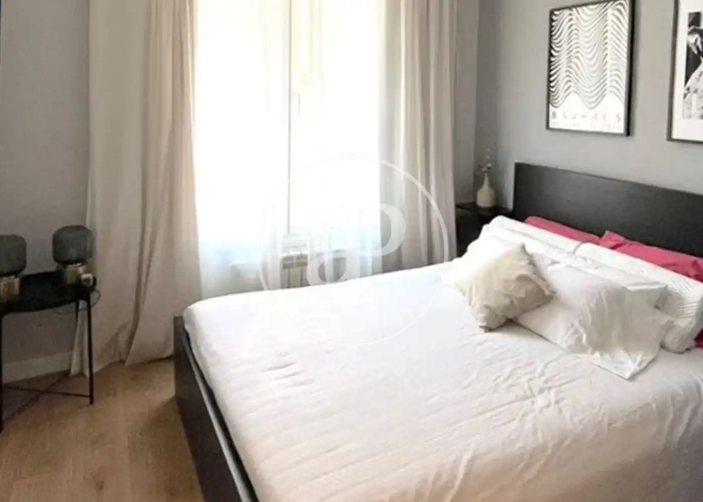Dormitori de Pis de lloguer en Madrid amb Aire condicionat, Calefacció i Moblat