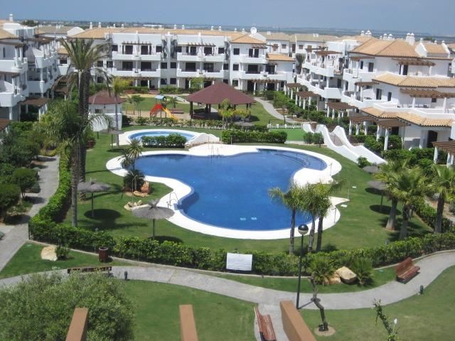 Vista exterior de Apartament en venda en Chiclana de la Frontera amb Jardí privat, Terrassa i Piscina comunitària