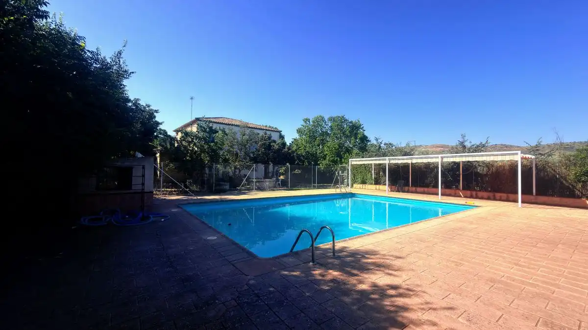 Casa rústica amb piscina en venda a Diseminado Poligono 87