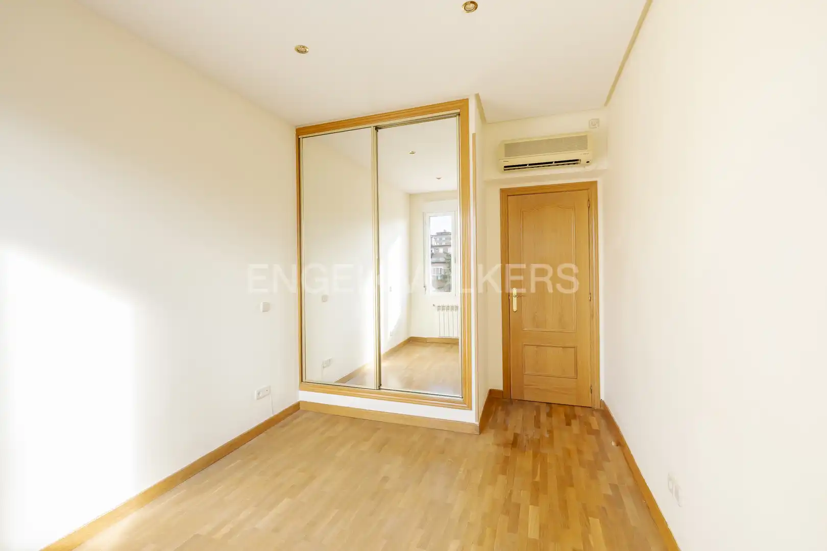 Bedroom of Flat for rent in Madrid  with Air Conditioner, Heating and Parquet flooring