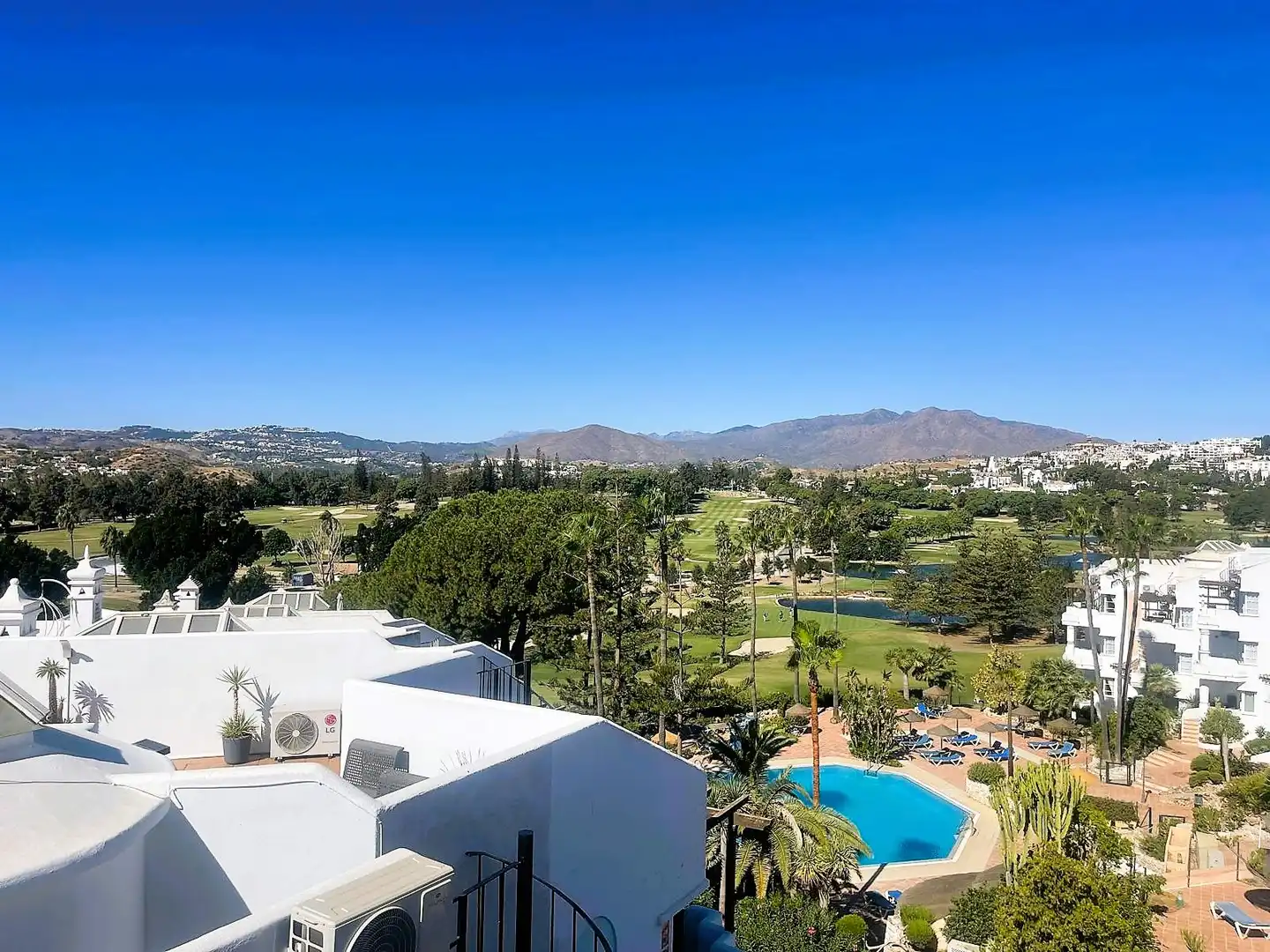 Vista exterior de Àtic en venda en Mijas amb Aire condicionat, Terrassa i Moblat