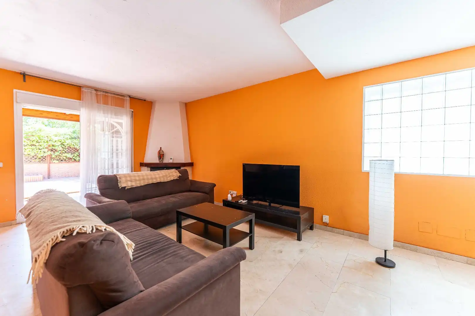 Sala de estar de Casa adosada en venta en Fuenlabrada con Aire acondicionado, Calefacción y Jardín privado