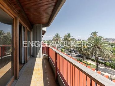 Piso con balcón en venta en L'Eixample