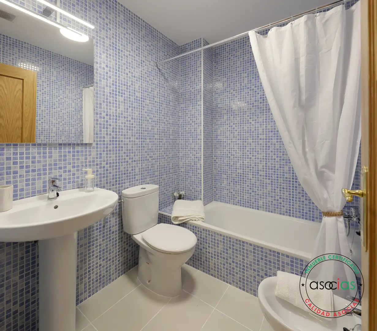 Baño de Ático en venta en Gijón  con Calefacción, Terraza y Balcón