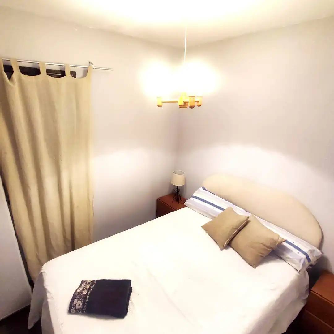 Dormitori de Apartament de lloguer en Granada amb Moblat, Rentadora i Microones