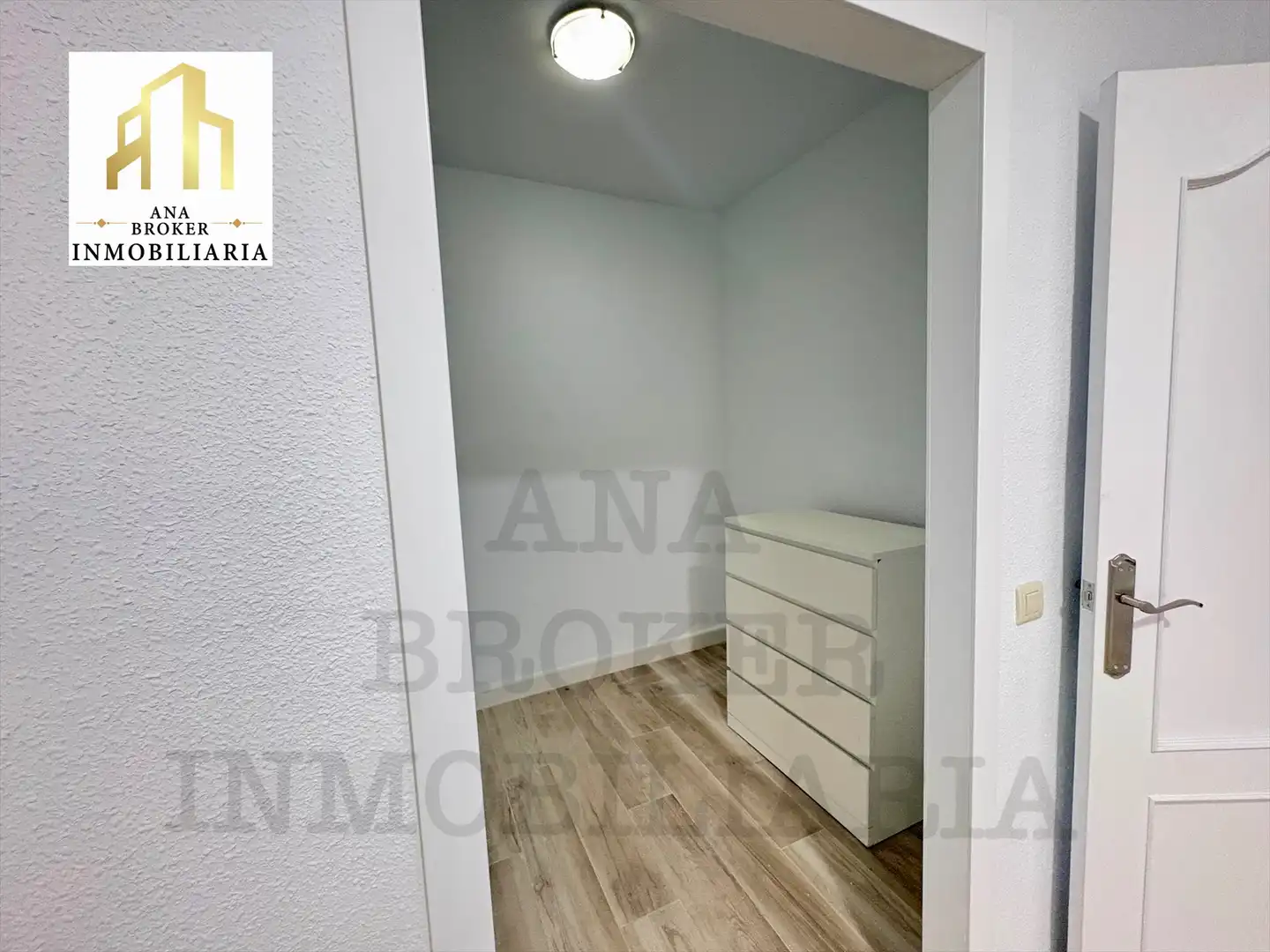 Dormitori de Apartament en venda en Ronda amb Balcó