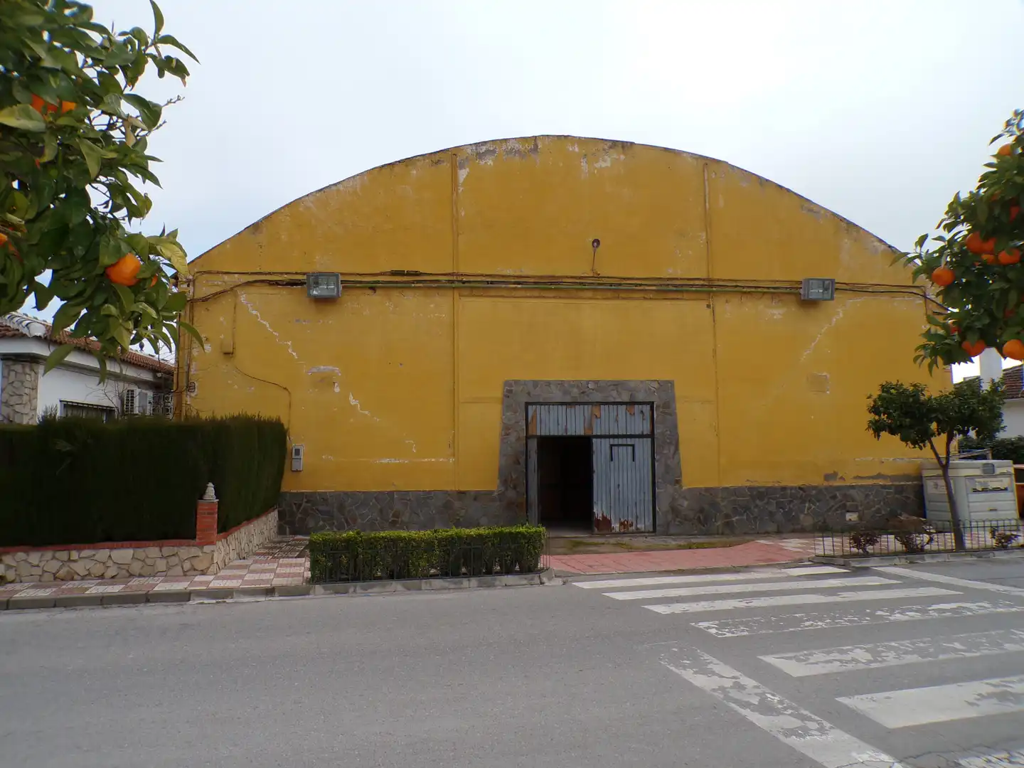 Außenansicht von Fabrikhallen zum Verkauf in Valderrubio