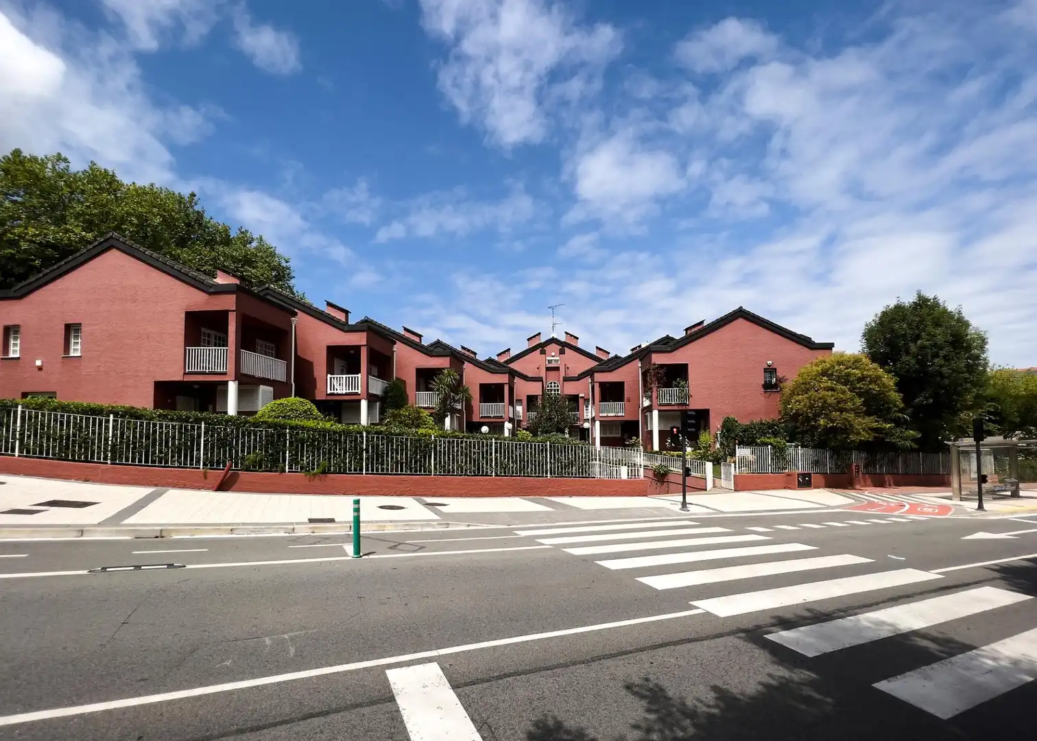 Außenansicht von Einfamilien-Reihenhaus zum Verkauf in Donostia - San Sebastián  mit Heizung, Privatgarten und Terrasse