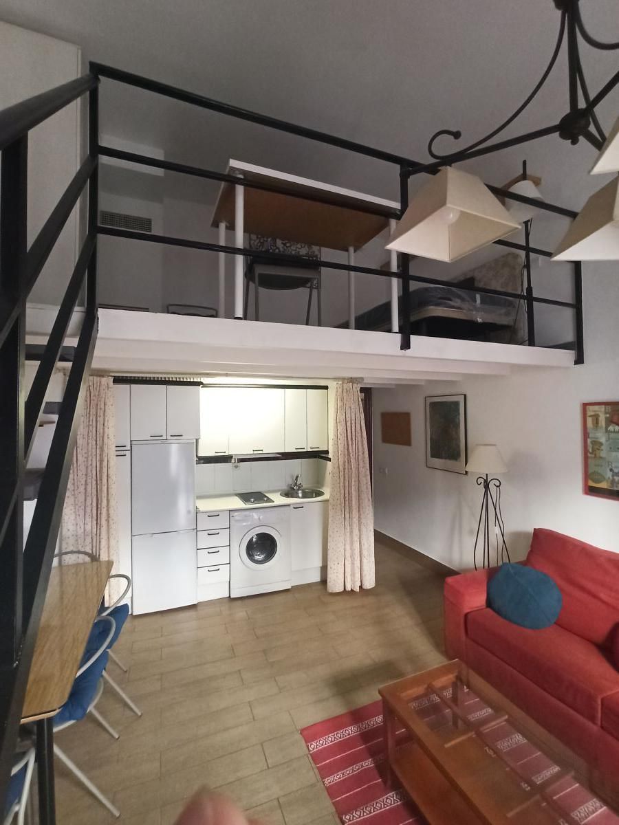 Cuina de Apartament de lloguer en  Sevilla Capital amb Aire condicionat i Balcó