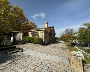 Vista exterior de Casa o xalet en venda en El Berrueco amb Calefacció, Terrassa i Piscina