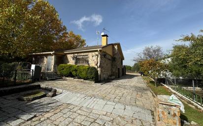 Vista exterior de Casa o xalet en venda en El Berrueco amb Terrassa i Piscina