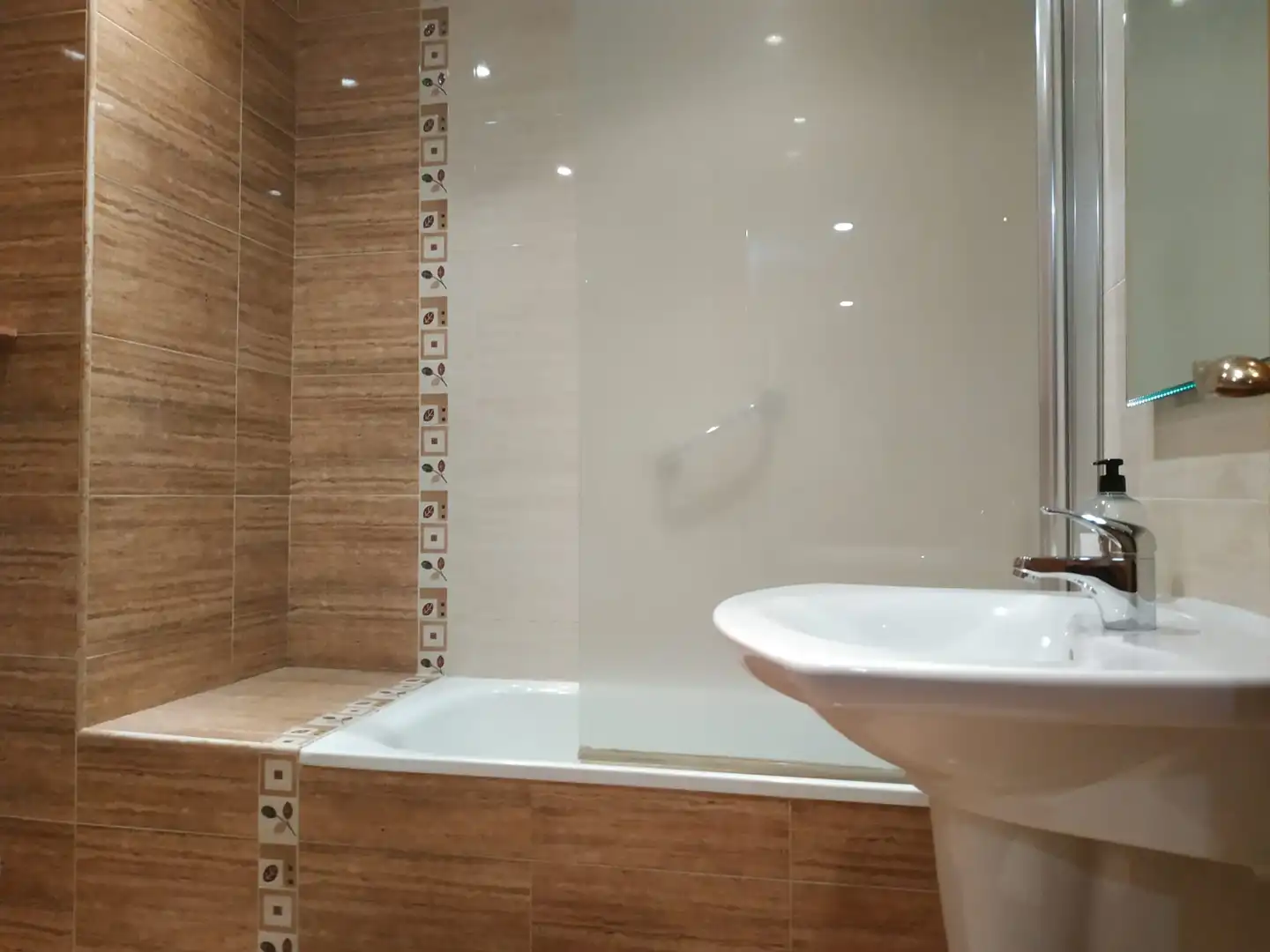 Baño de Piso de alquiler en Valencia con Amueblado, Horno y Lavadora