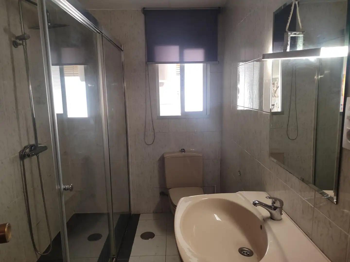 Bany de Pis de lloguer en Granada amb Aire condicionat, Moblat i Balcó