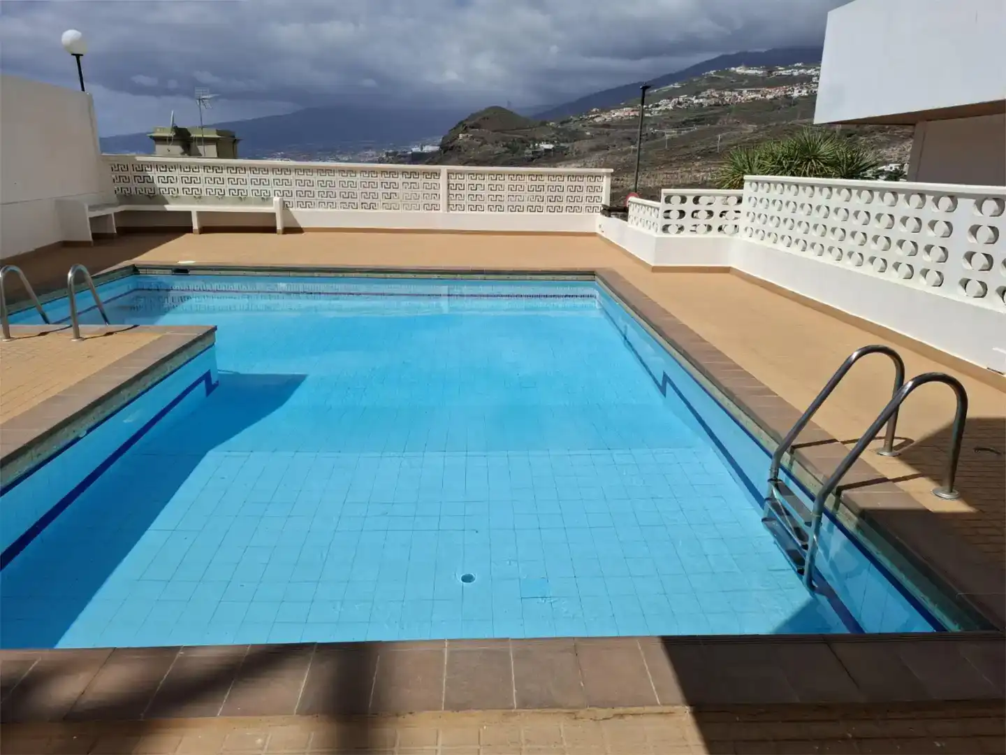Piscina de Pis en venda en El Rosario amb Aire condicionat, Moblat i Forn