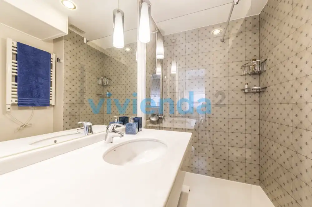 Badezimmer von Wohnung zur Miete in Madrid mit Klimaanlage und Heizung