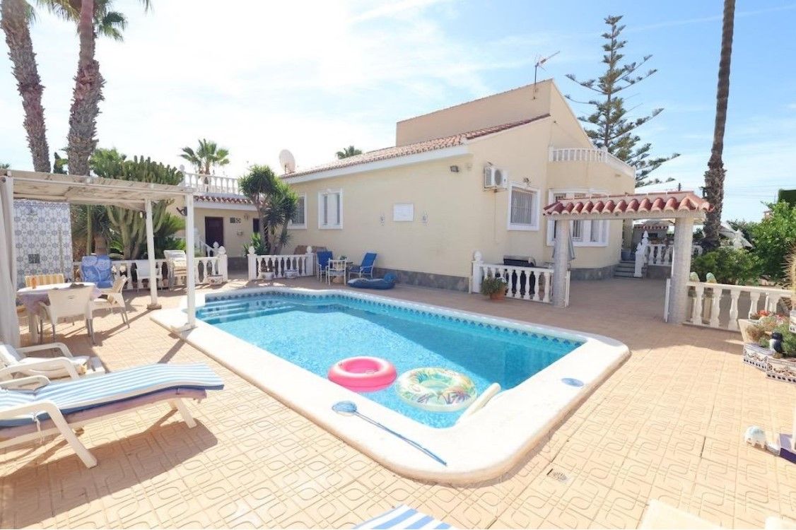 Exterior view of House or chalet for sale in Torrevieja  with Air Conditioner, Heating and Terrace