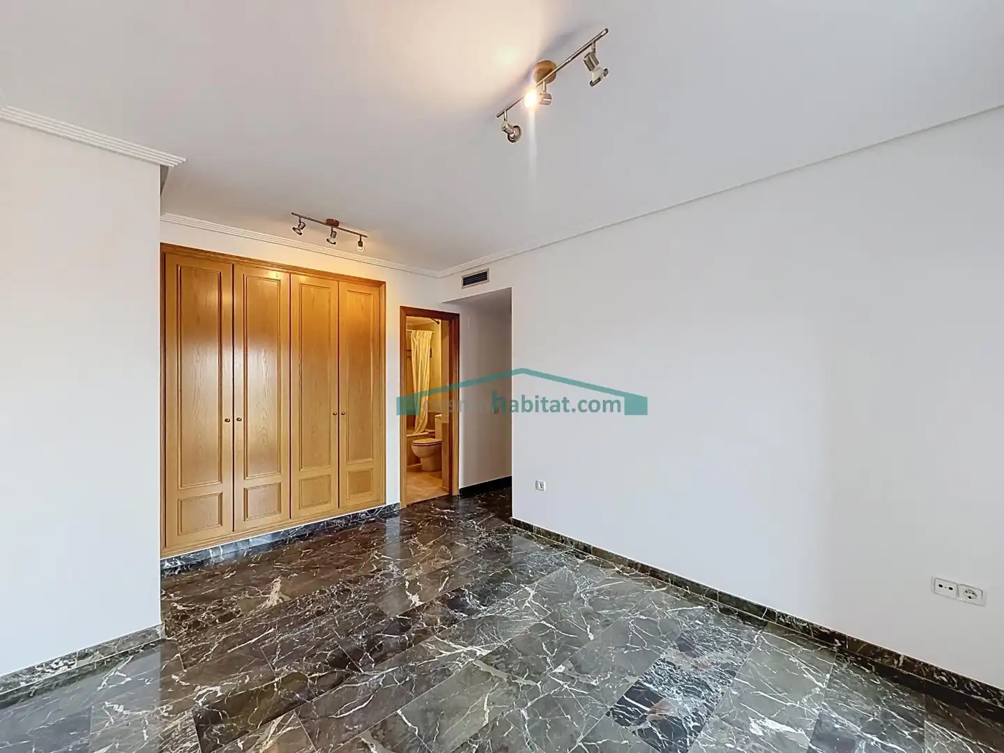 Schlafzimmer von Wohnung zur Miete in Valencia mit Klimaanlage und Terrasse