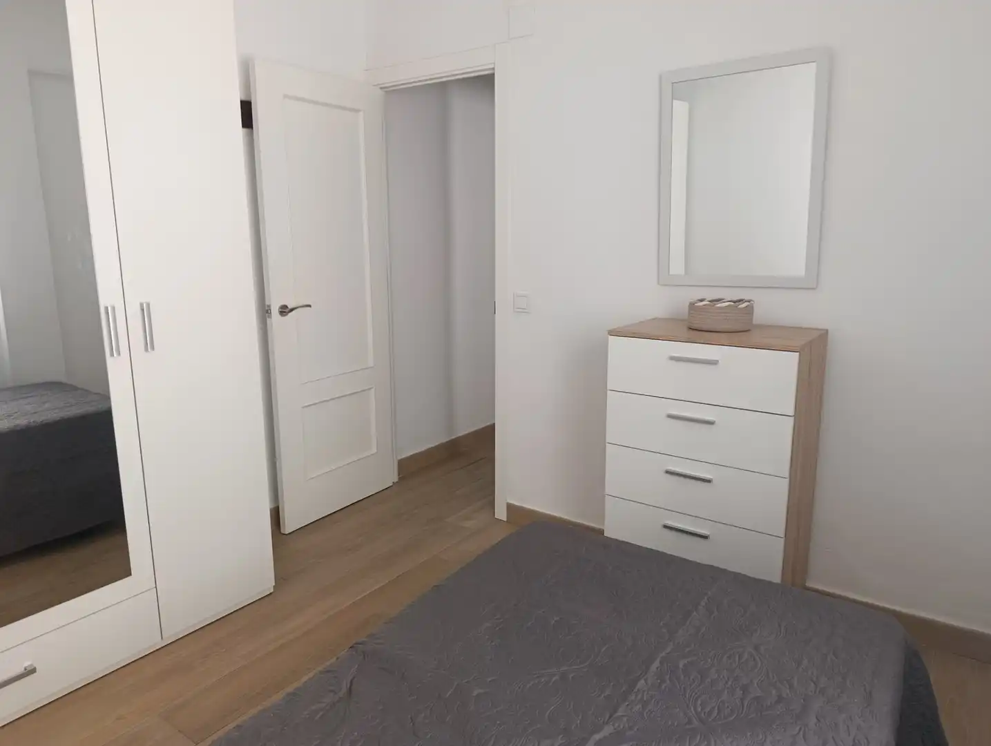 Habitación de Piso de alquiler en Dos Hermanas con Aire acondicionado, Trastero y Amueblado