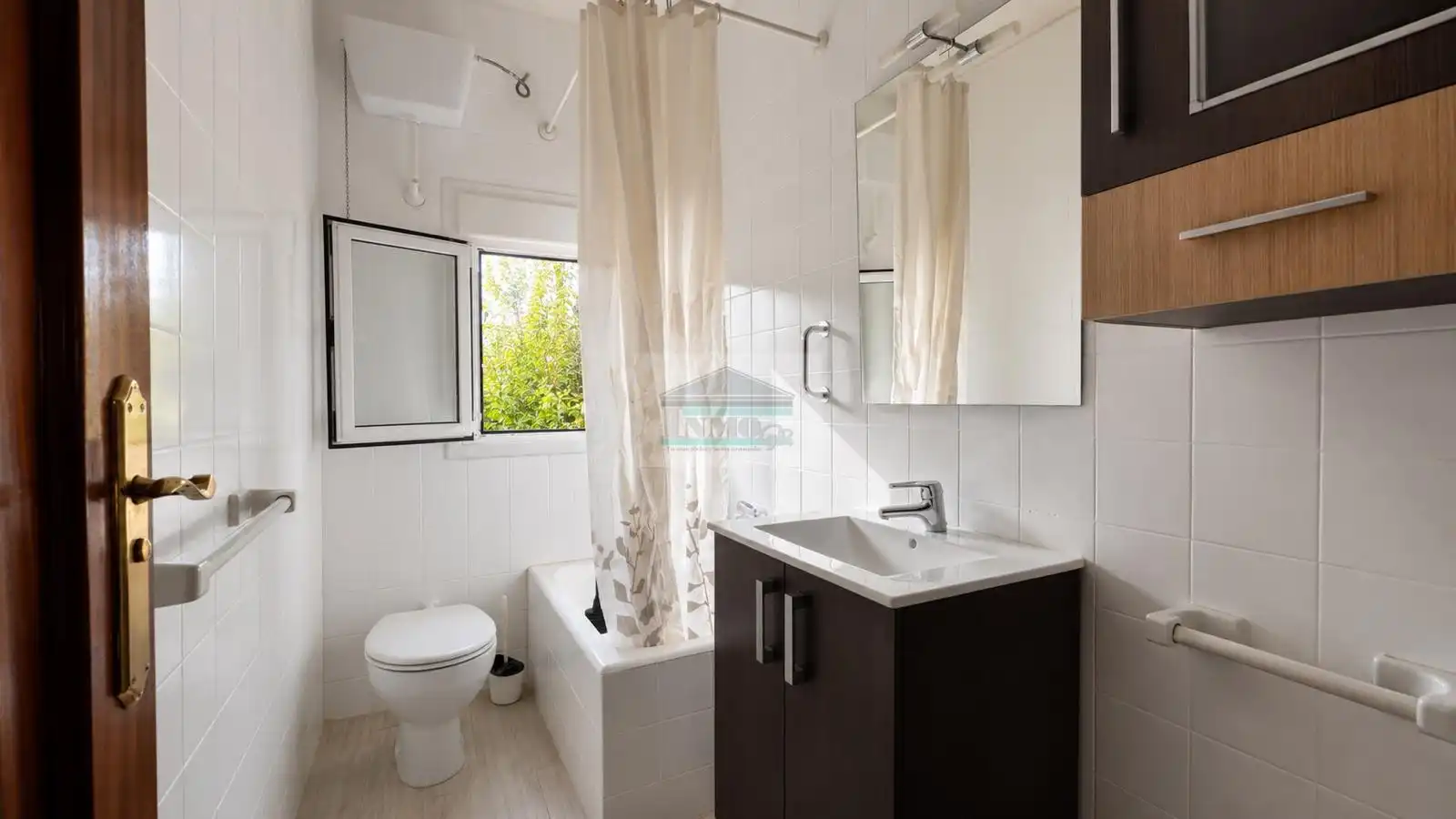 Bathroom of Flat for rent in Granada  with Air Conditioner, Furnished and Balcony