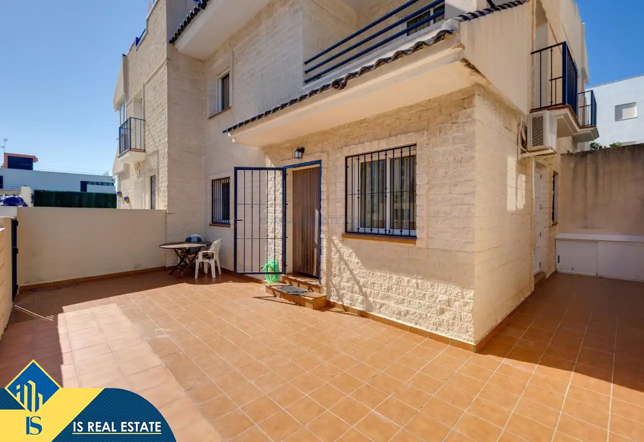 Vista exterior de Casa adosada en venda en Torrevieja amb Aire condicionat, Calefacció i Terrassa