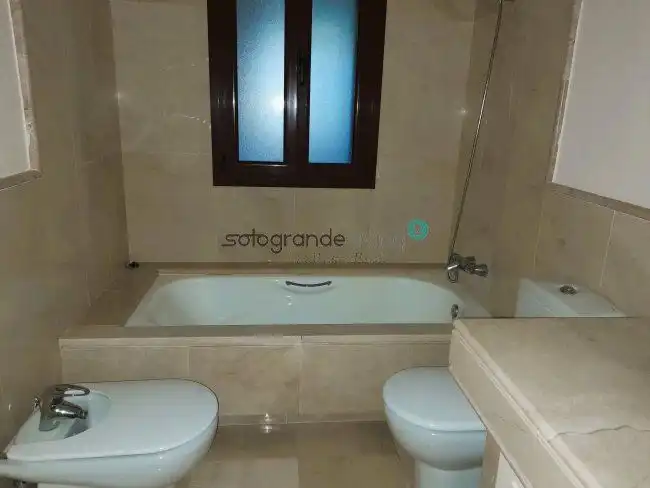 Bany de Apartament de lloguer en Sotogrande amb Aire condicionat, Calefacció i Terrassa