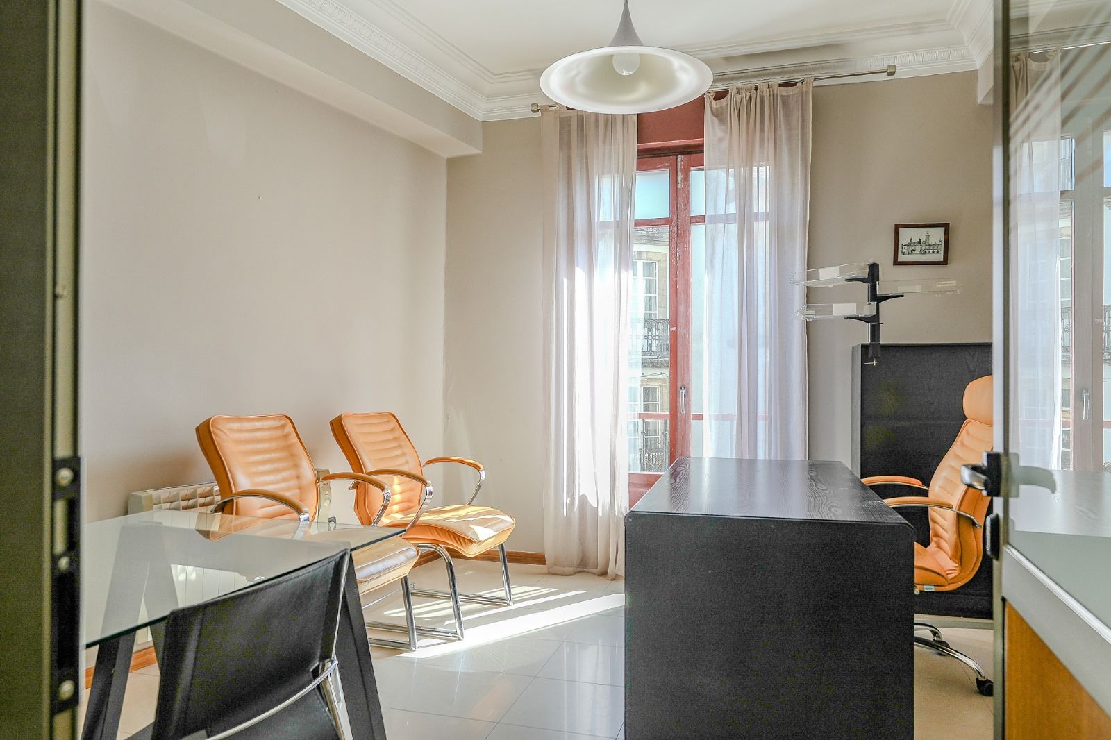 Sala d'estar de Local en venda en Lugo Capital amb Calefacció, Parquet i Moblat
