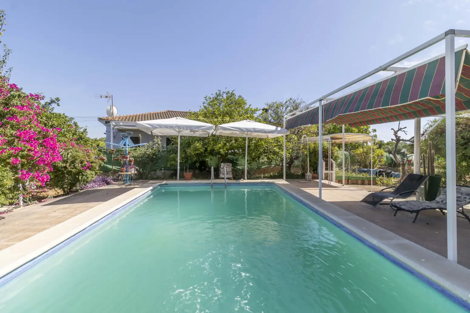 Schwimmbecken von Haus oder Chalet zum Verkauf in Espartinas mit Klimaanlage, Terrasse und Schwimmbad