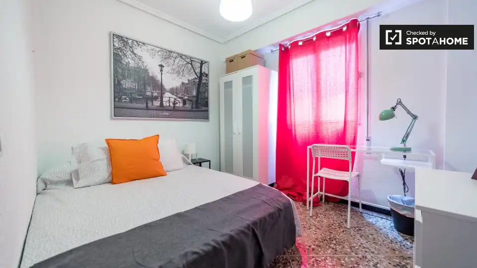 Habitación de Piso de alquiler en Valencia con Aire acondicionado, Calefacción y Amueblado