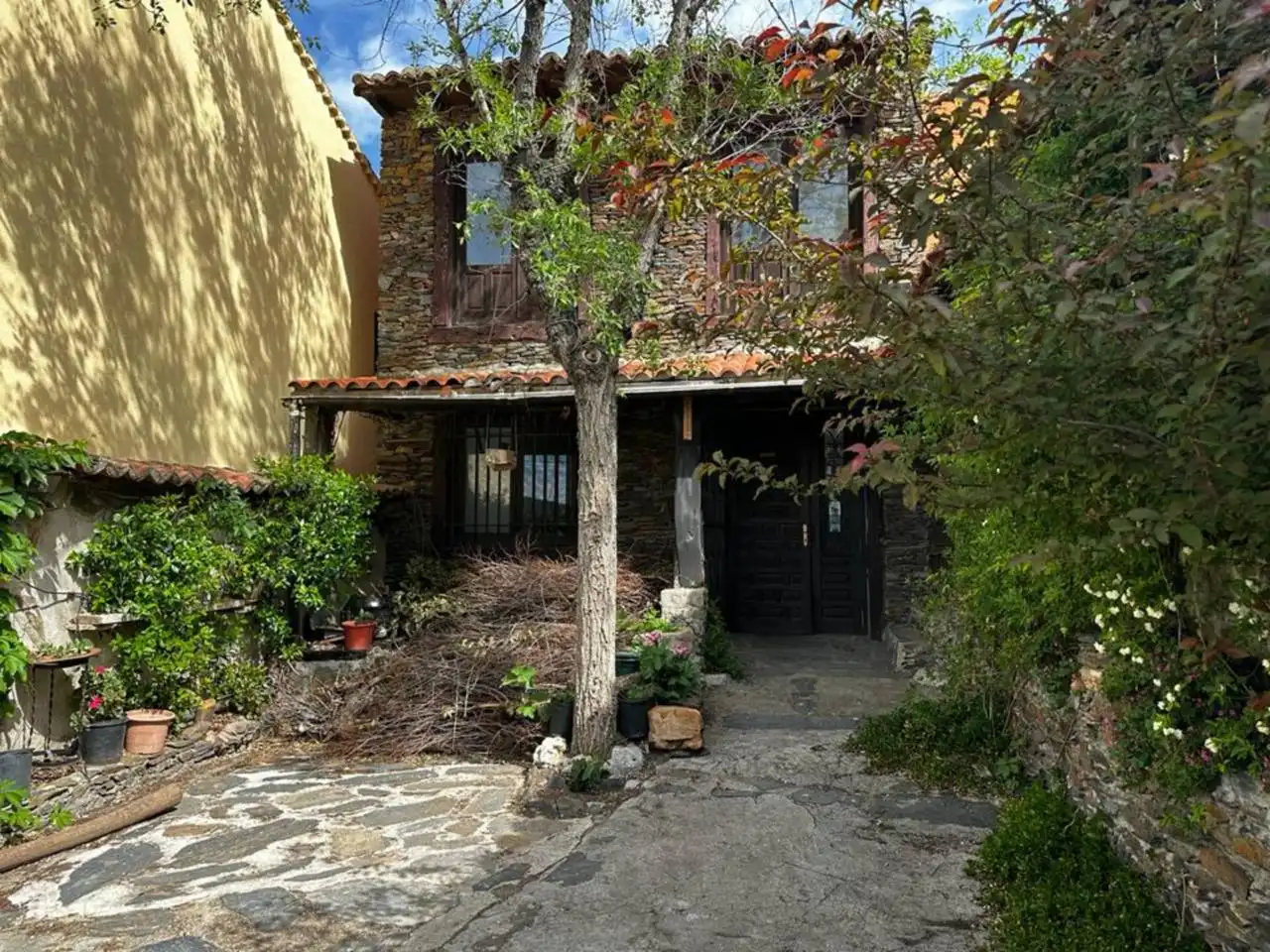 Vista exterior de Local en venta en El Atazar