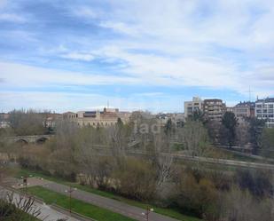 Vista exterior de Pis de lloguer en León Capital  amb Terrassa