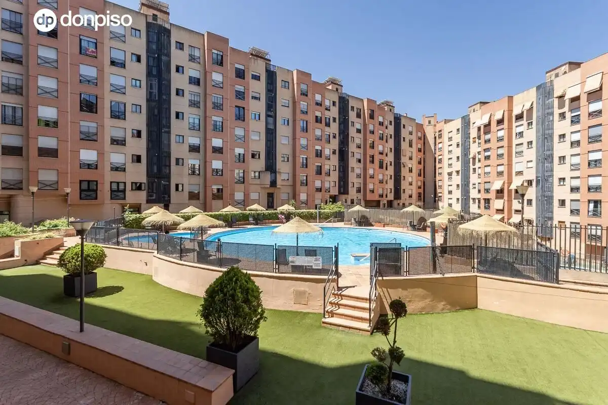 Piscina de Piso en venta en Granada con Aire acondicionado, Calefacción y Terraza