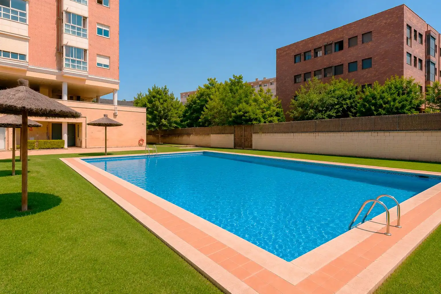 Piscina de Ático de alquiler en Madrid con Jardín privado, Parquet y Trastero