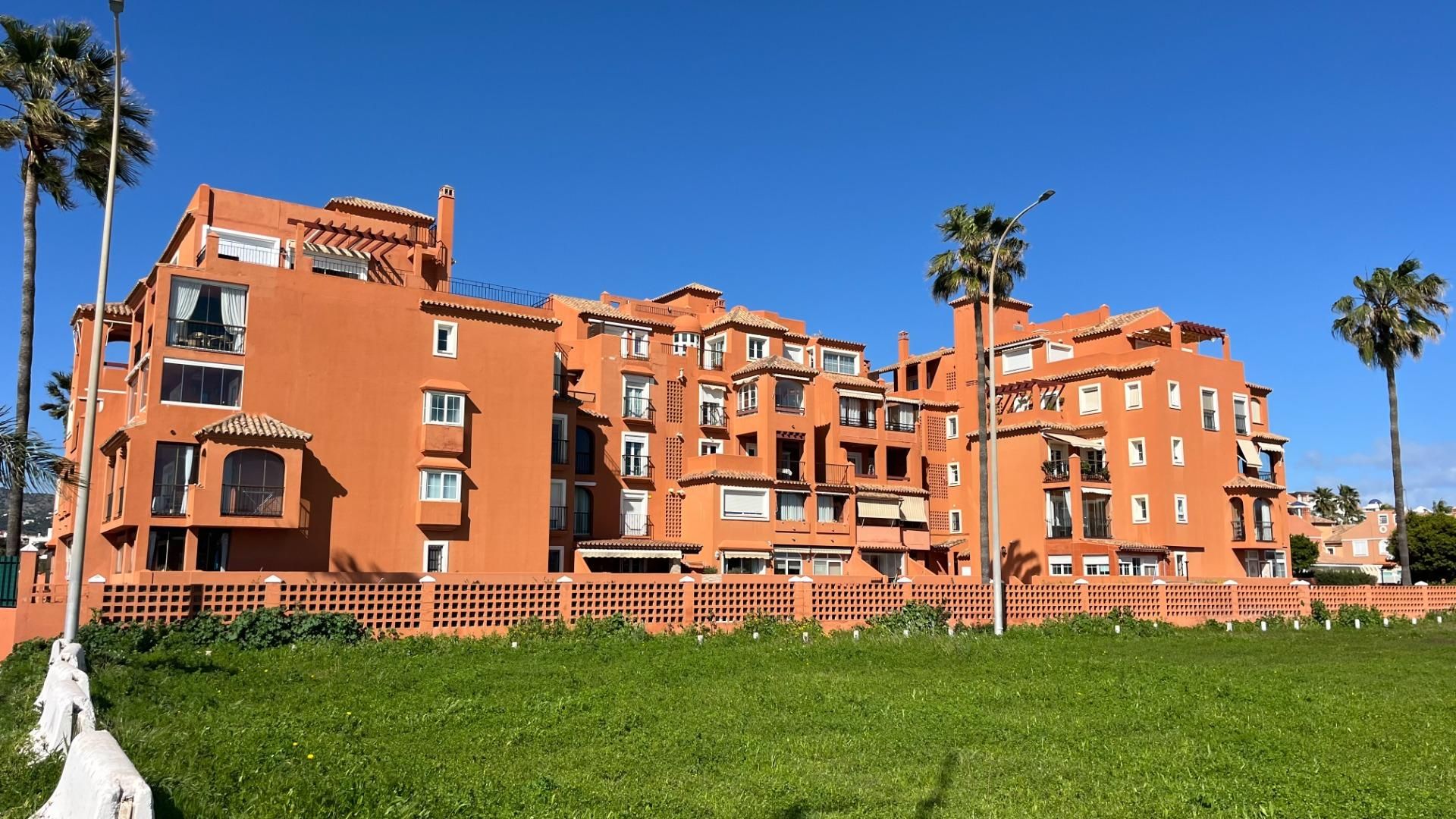 Vista exterior de Piso en venta en Torremolinos con Trastero y Piscina comunitaria