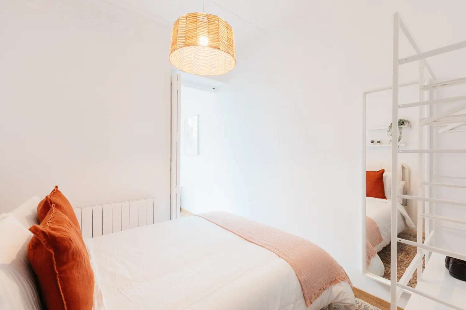 Bedroom of Flat to share in  Valencia Capital  with Air Conditioner and Terrace