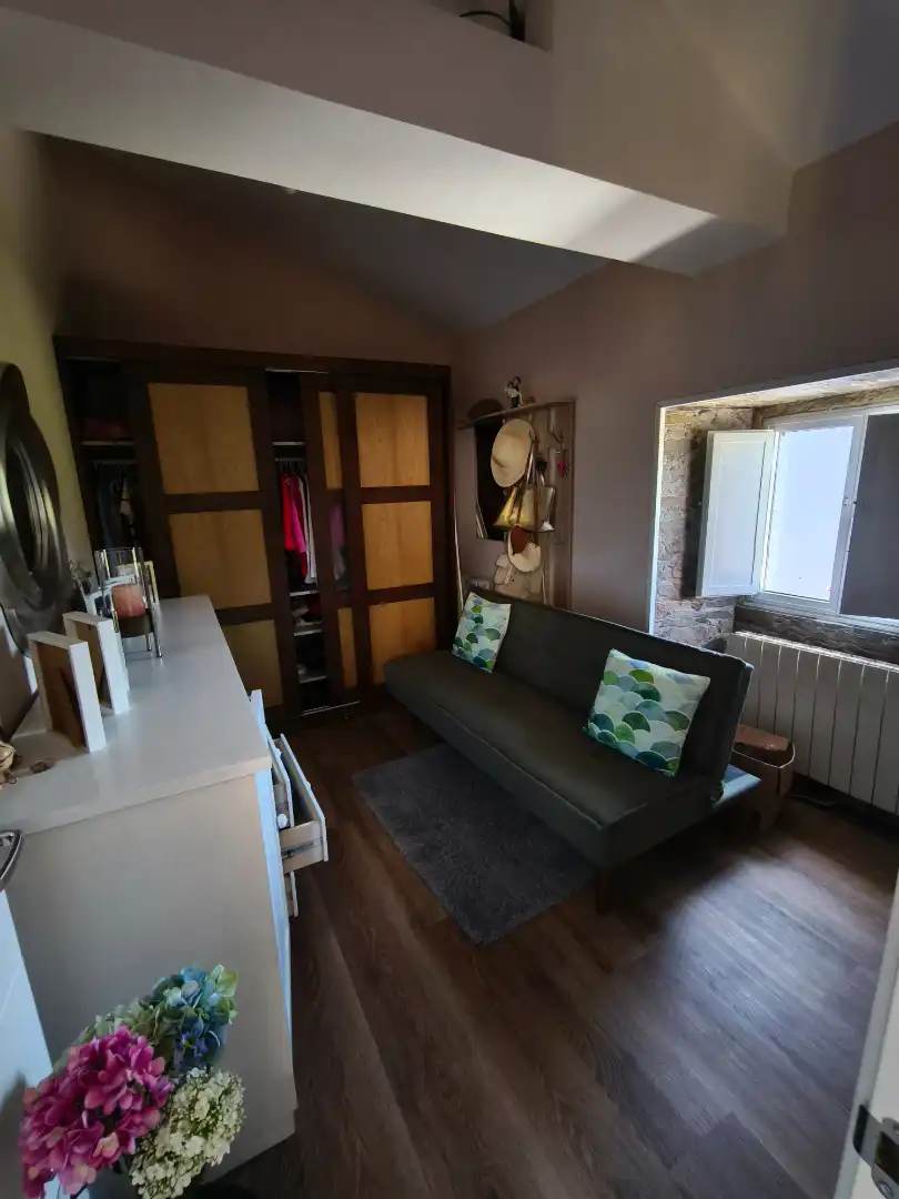 Sala d'estar de Casa adosada en venda en Ames amb Calefacció