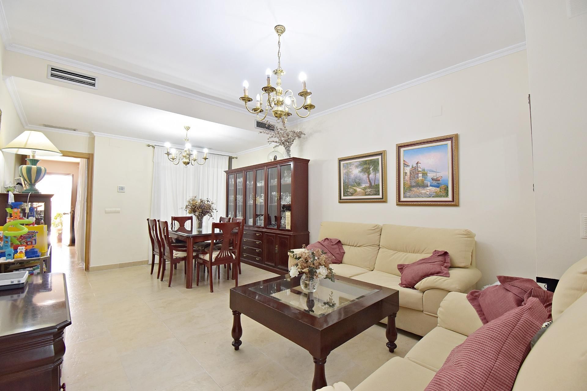 Sala d'estar de Casa adosada en venda en Jerez de la Frontera amb Aire condicionat, Calefacció i Jardí privat