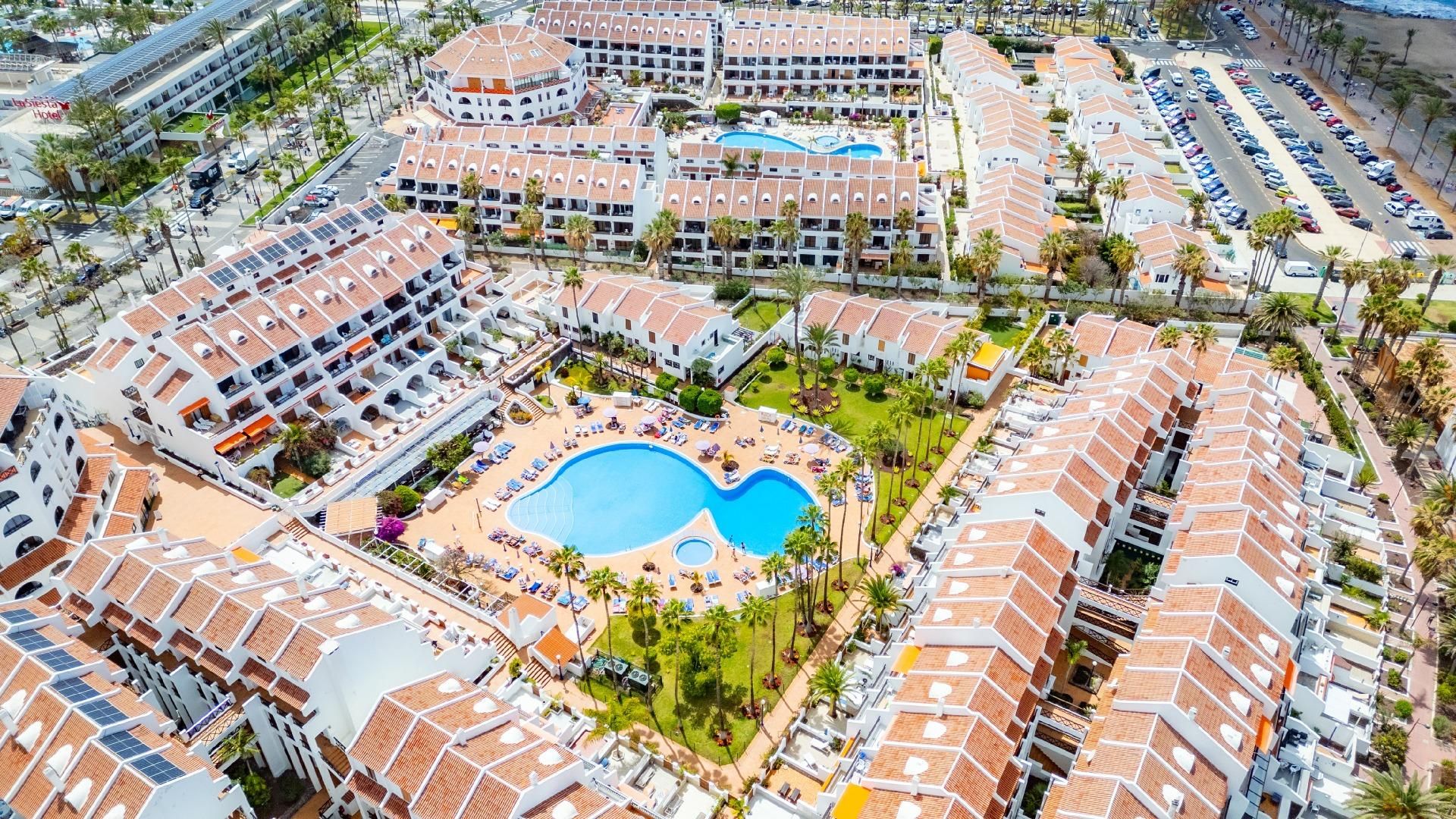 Vista exterior de Dúplex en venda en Arona amb Jardí privat, Terrassa i Piscina comunitària