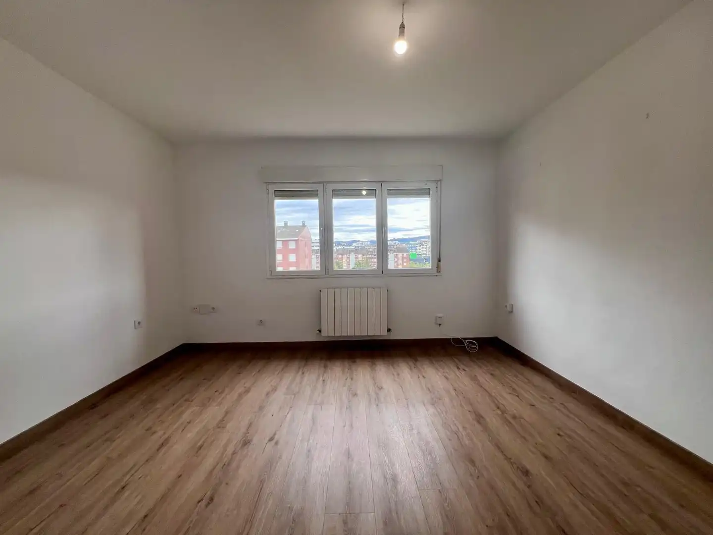 Dormitori de Pis en venda en Oviedo  amb Calefacció i Parquet