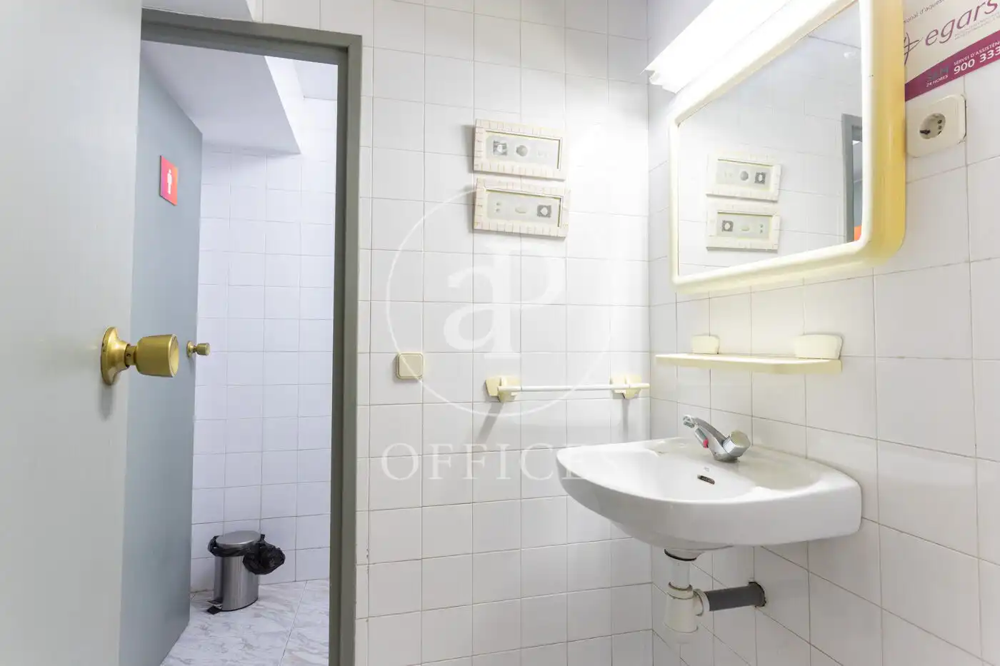 Badezimmer von Büro zum Verkauf in Barcelona mit Heizung