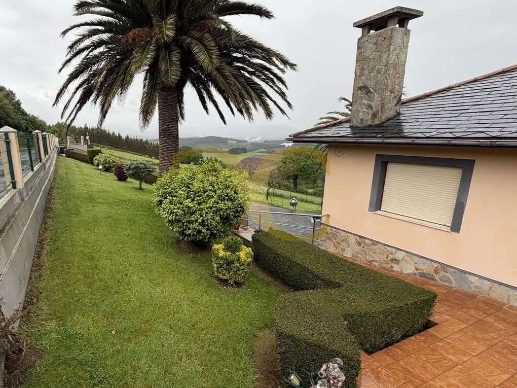 Jardí de Casa o xalet en venda en Navia amb Calefacció, Jardí privat i Traster