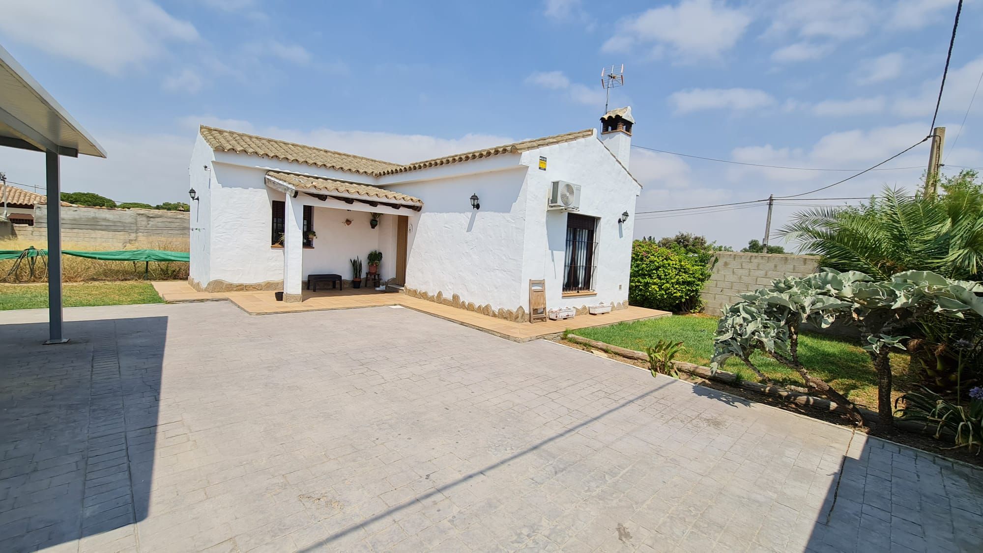 Vista exterior de Casa o xalet en venda en Chiclana de la Frontera amb Jardí privat