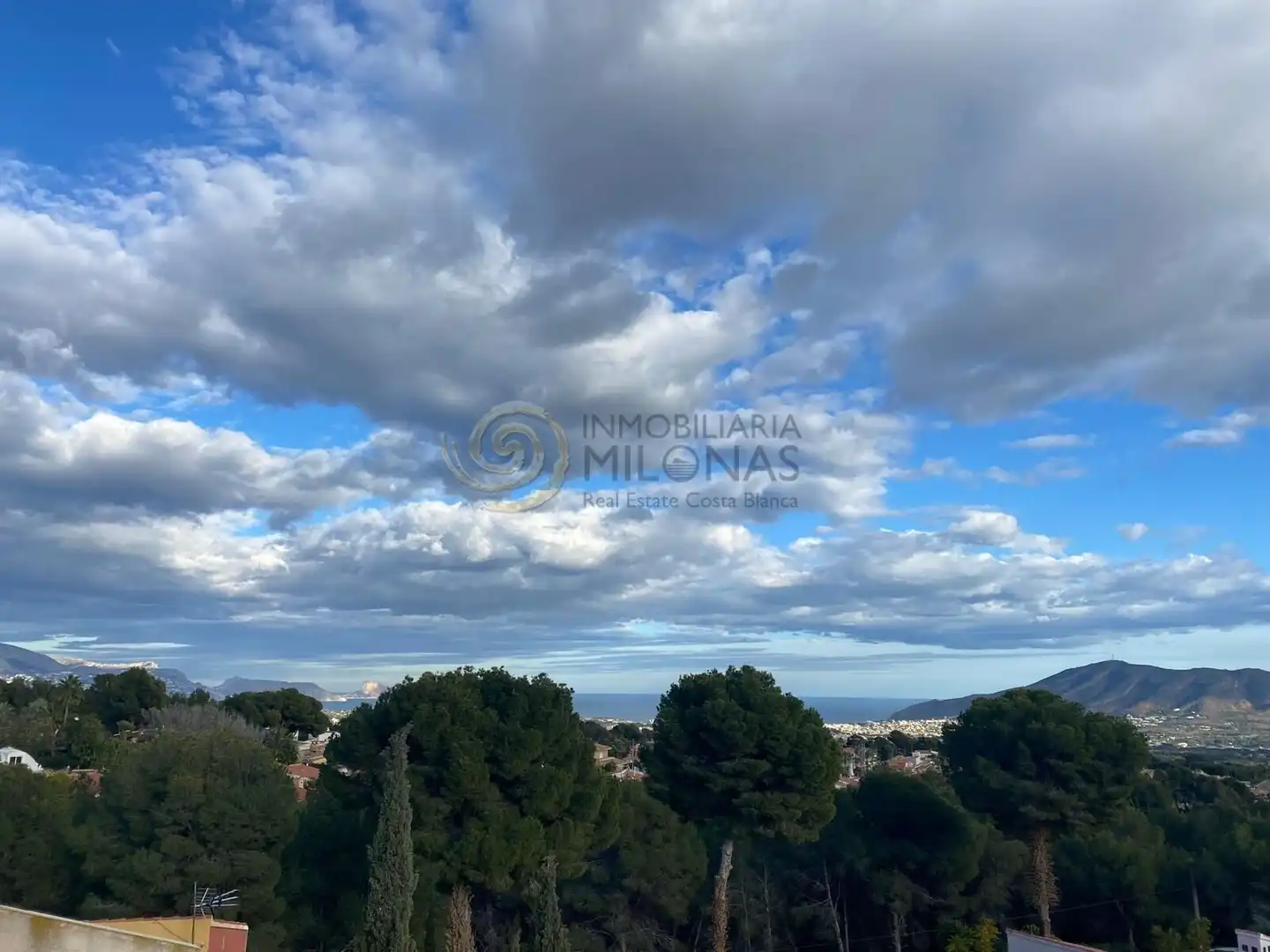 Vista exterior de Casa o xalet en venda en La Nucia amb Jardí privat, Terrassa i Moblat